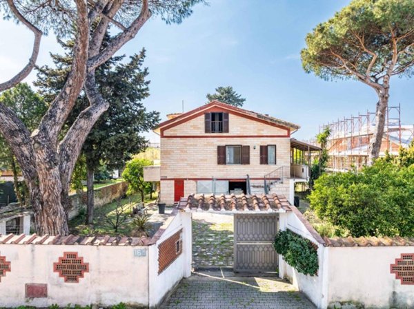 casa indipendente in vendita a Roma in zona Casal Palocco