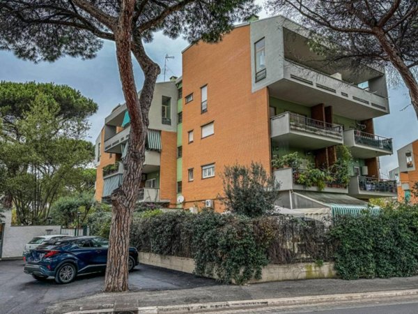 appartamento in vendita a Roma in zona Axa
