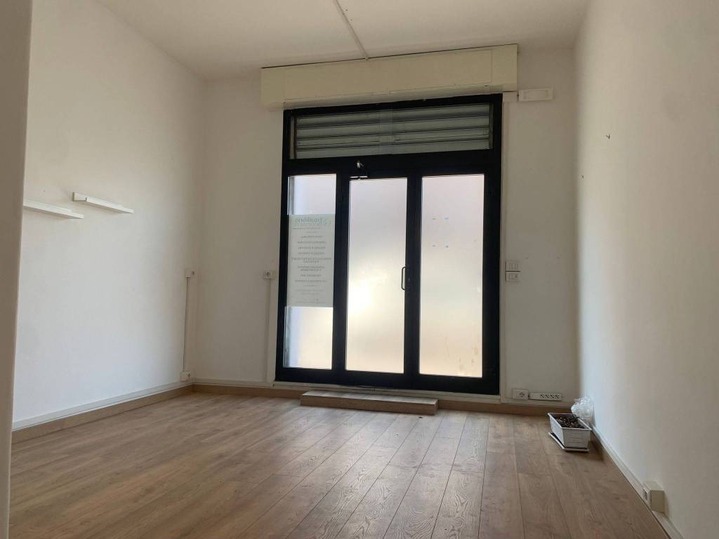 negozio in vendita a Roma in zona Collatino