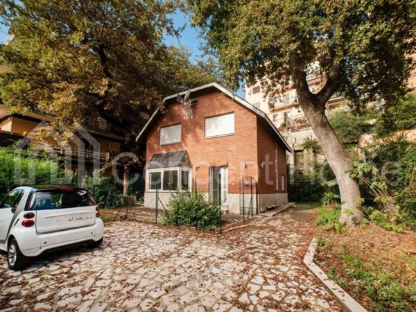 appartamento in vendita a Roma in zona Tomba di Nerone