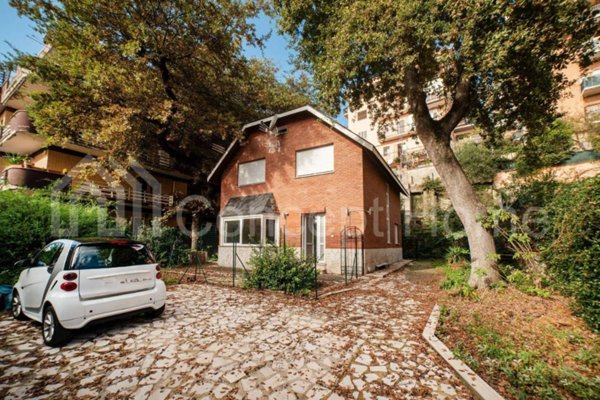 appartamento in vendita a Roma in zona Tomba di Nerone