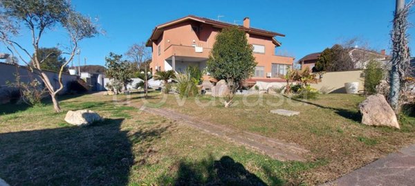 casa indipendente in vendita a Roma in zona Casal Palocco