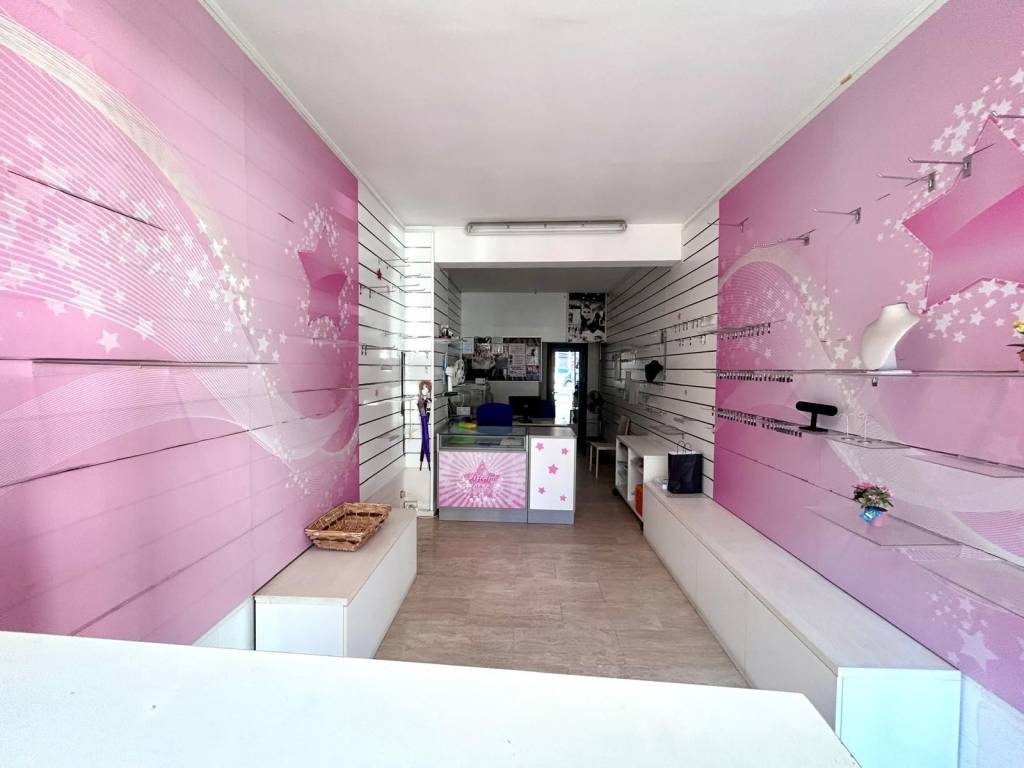 negozio in vendita a Roma in zona Ostia