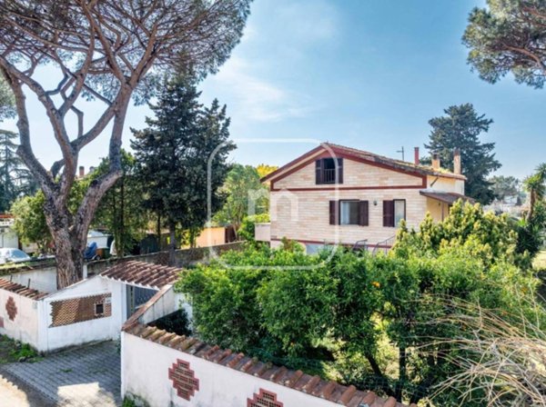 casa indipendente in vendita a Roma in zona Casal Palocco
