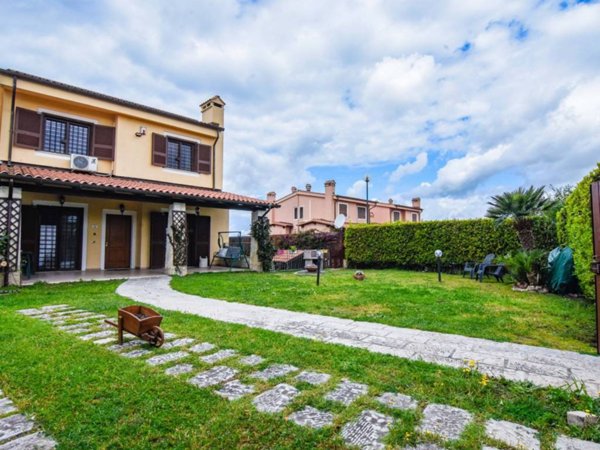 casa indipendente in vendita a Roma in zona Massimina/Casal Lumbroso