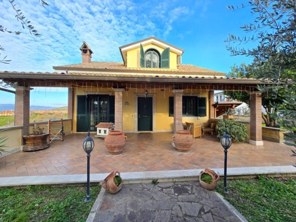 casa indipendente in vendita a Roma in zona Finocchio