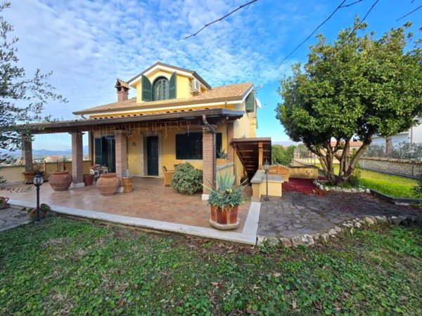 casa indipendente in vendita a Roma in zona Finocchio