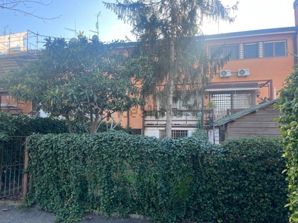 casa indipendente in vendita a Roma in zona Casal Palocco