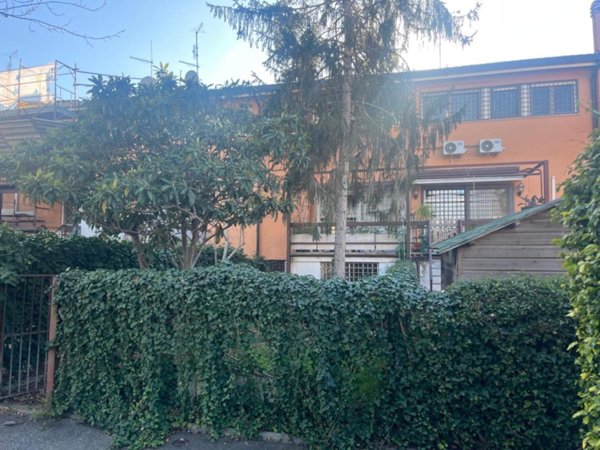 casa indipendente in vendita a Roma in zona Casal Palocco