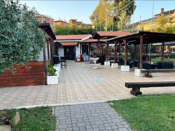 negozio in vendita a Roma in zona Torre Maura