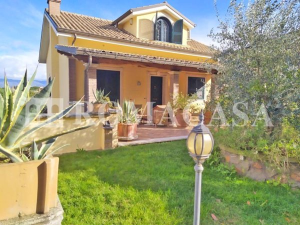 casa indipendente in vendita a Roma in zona Finocchio