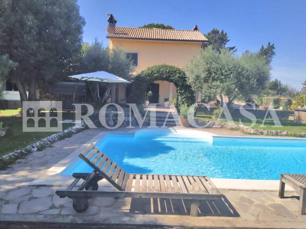 casa indipendente in vendita a Roma in zona Finocchio