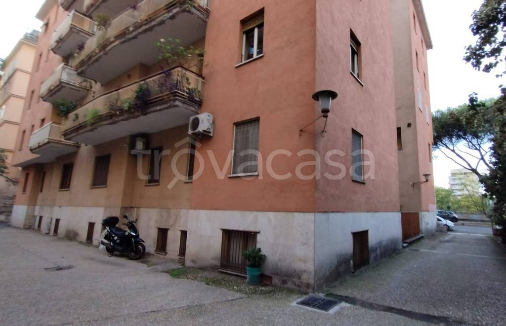 appartamento in vendita a Roma in zona Ardeatino