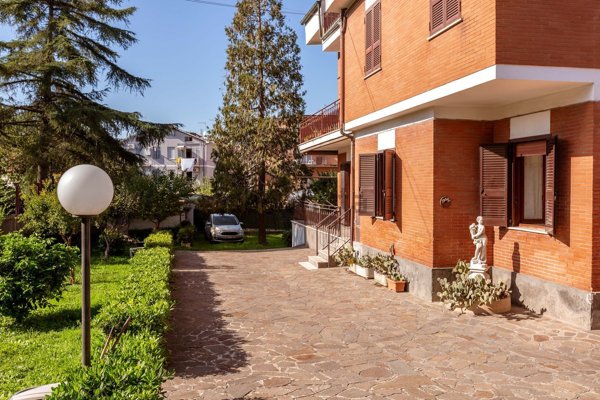 appartamento in vendita a Roma in zona Appio Pignatelli