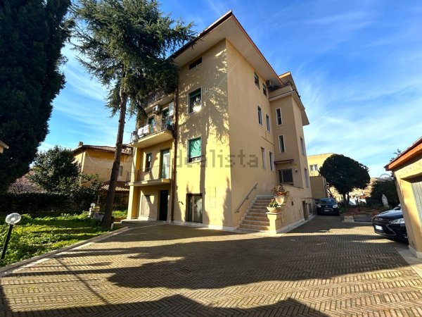 appartamento in vendita a Roma in zona Appio Pignatelli