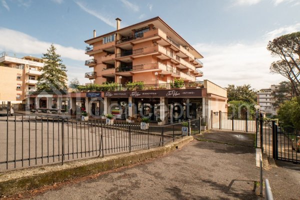 appartamento in vendita a Roma in zona Tomba di Nerone
