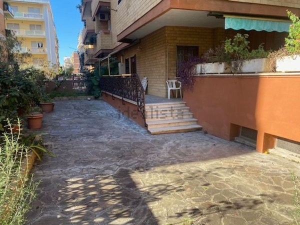 appartamento in vendita a Roma in zona Ostia