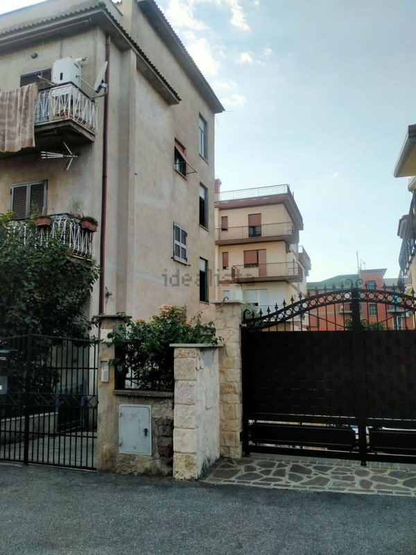 appartamento in vendita a Roma in zona Torre Angela