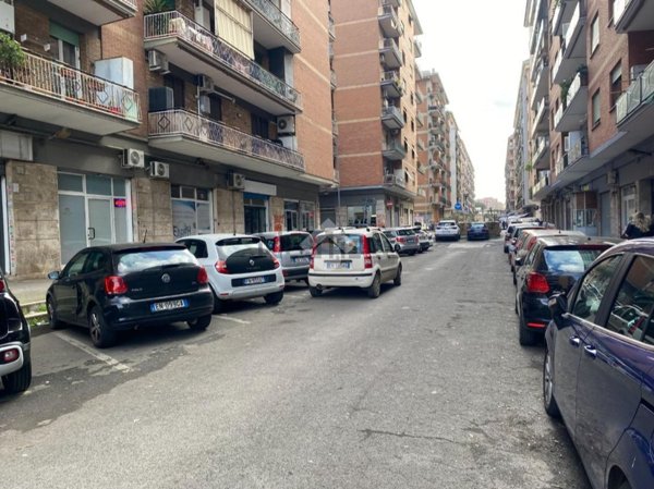 locale commerciale in vendita a Roma in zona Tuscolano