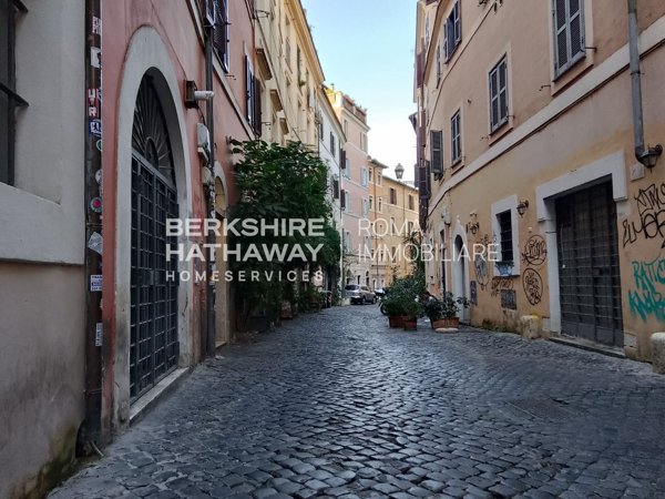 locale commerciale in vendita a Roma in zona Trastevere