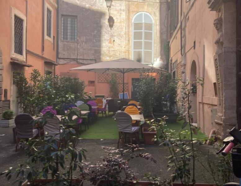 locale commerciale in vendita a Roma in zona Pigna - Sant'Angelo