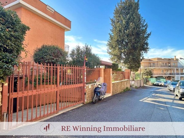 appartamento in vendita a Roma in zona Colle del Sole