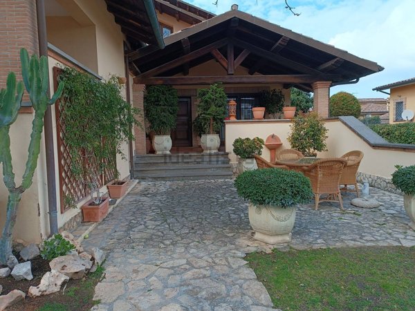 casa indipendente in vendita a Roma in zona Infernetto