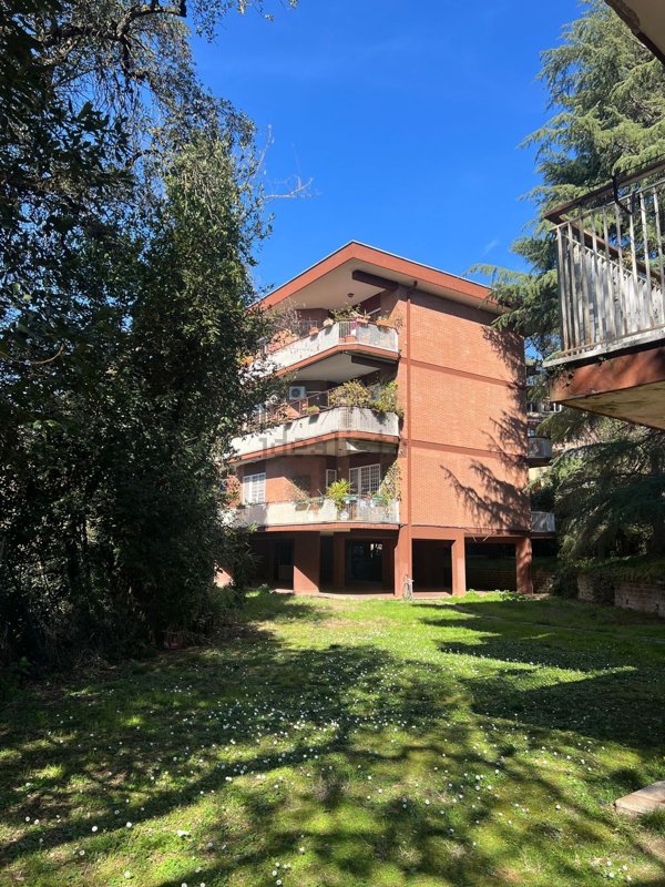 appartamento in vendita a Roma in zona Tomba di Nerone