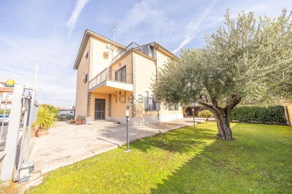 appartamento in vendita a Roma in zona Lunghezza