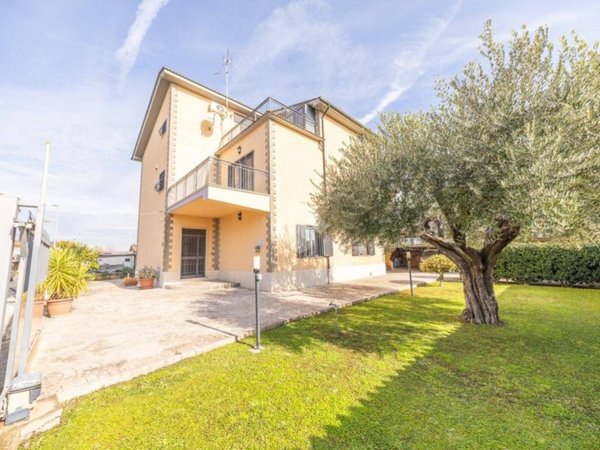 appartamento in vendita a Roma in zona Lunghezza