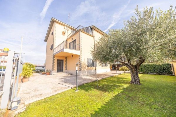 appartamento in vendita a Roma in zona Lunghezza
