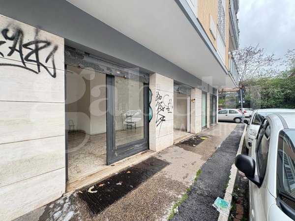 negozio in vendita a Roma in zona Portuense