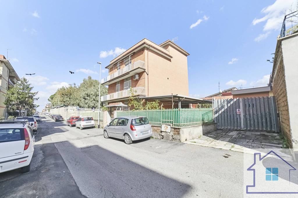 appartamento in vendita a Roma in zona Torre Angela