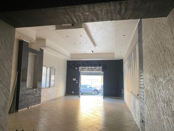 locale commerciale in vendita a Roma in zona Finocchio