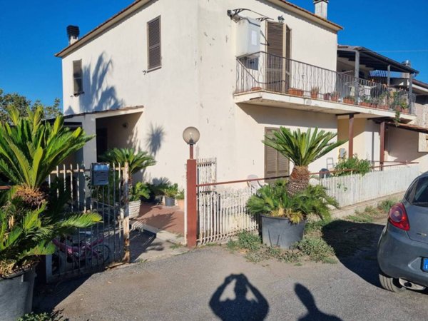 appartamento in vendita a Roma in zona Pantan Monastero