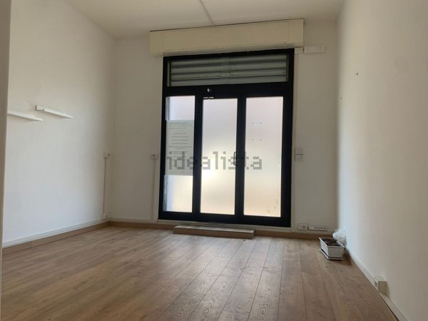 locale commerciale in vendita a Roma in zona Collatino