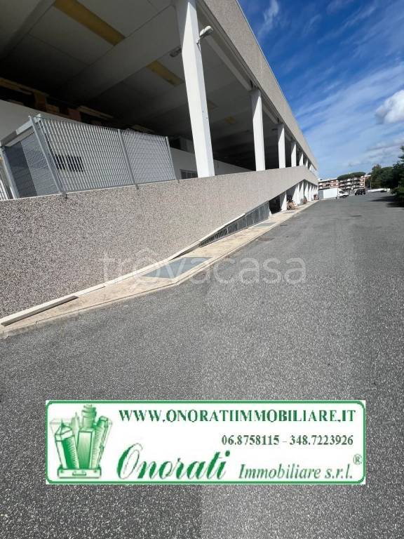 negozio in vendita a Roma in zona Ponte Mammolo