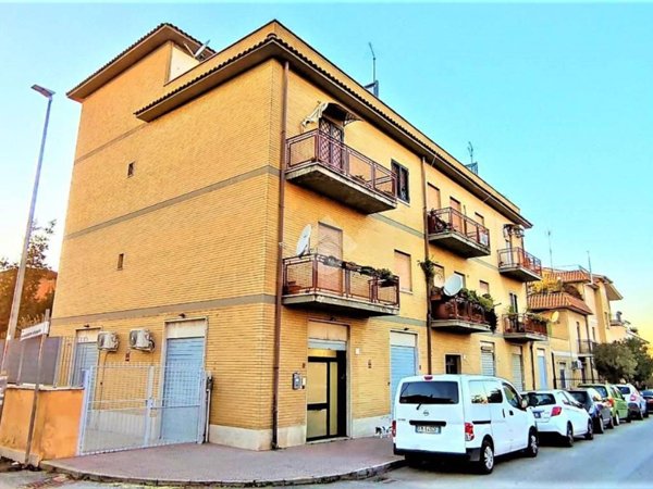 negozio in vendita a Roma in zona Romanina