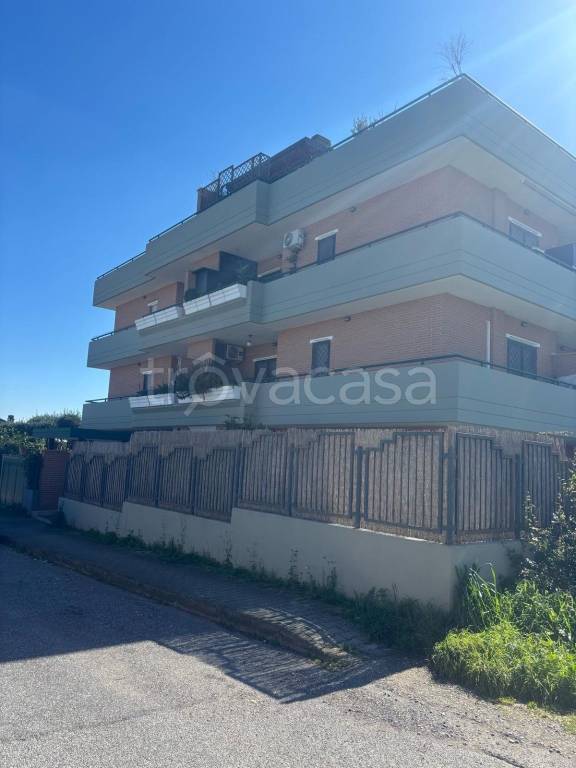 appartamento in vendita a Roma in zona Valle Santa