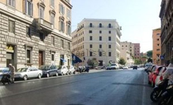 locale commerciale in vendita a Roma in zona Castro Pretorio
