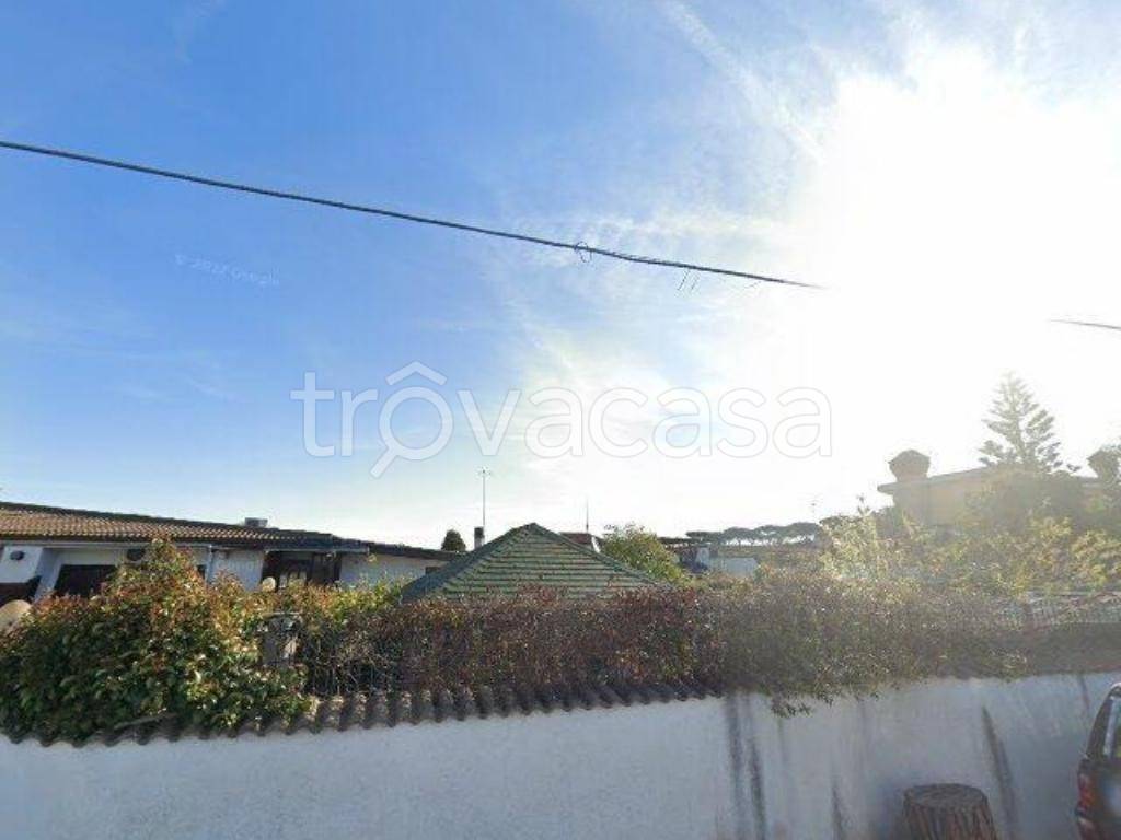 casa indipendente in vendita a Roma in zona Casal Palocco