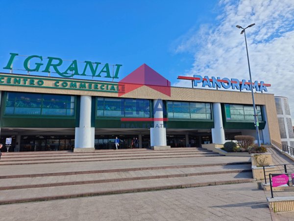 locale commerciale in vendita a Roma in zona EUR