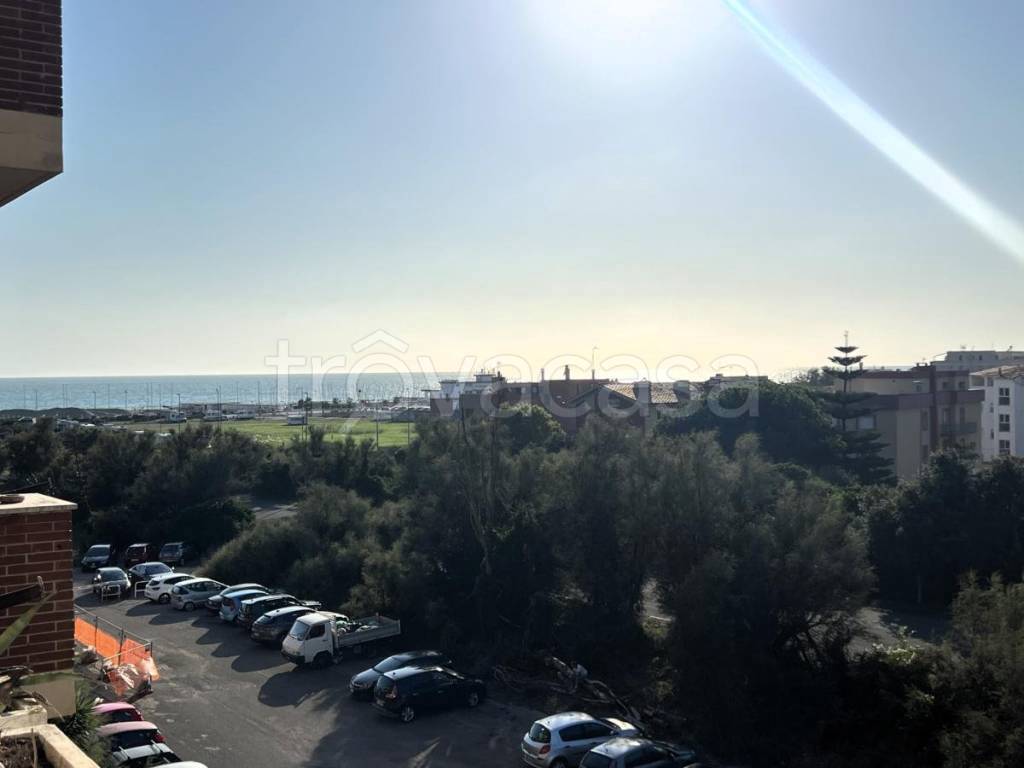 appartamento in vendita a Roma in zona Lido di Castel Fusano