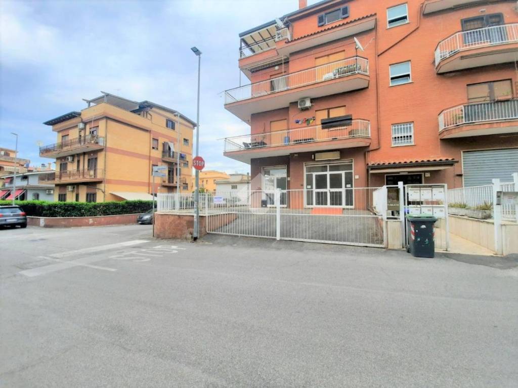 negozio in vendita a Roma in zona Casal Morena
