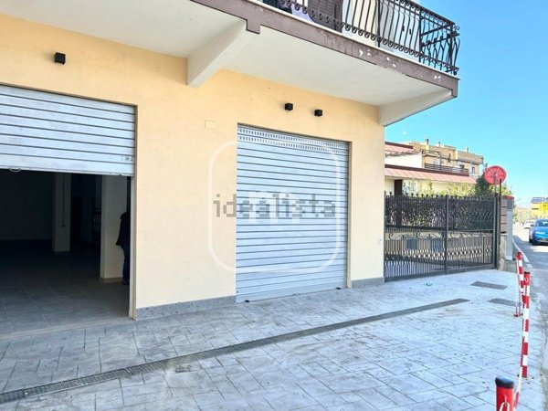 locale commerciale in vendita a Roma in zona Finocchio