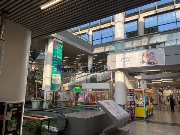 locale commerciale in vendita a Roma in zona EUR