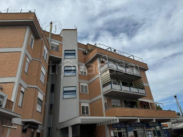 appartamento in vendita a Roma in zona Corviale