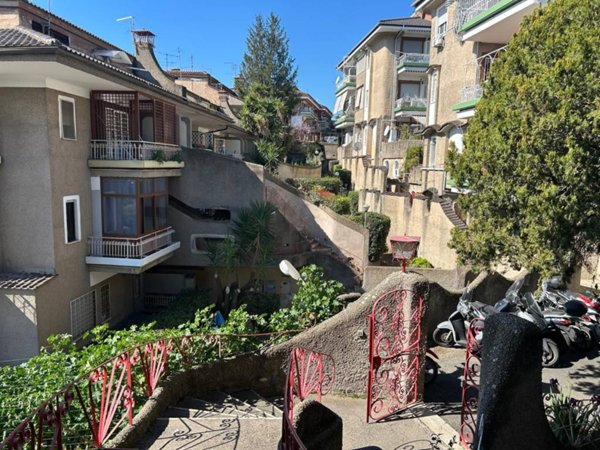 appartamento in vendita a Roma in zona Tomba di Nerone