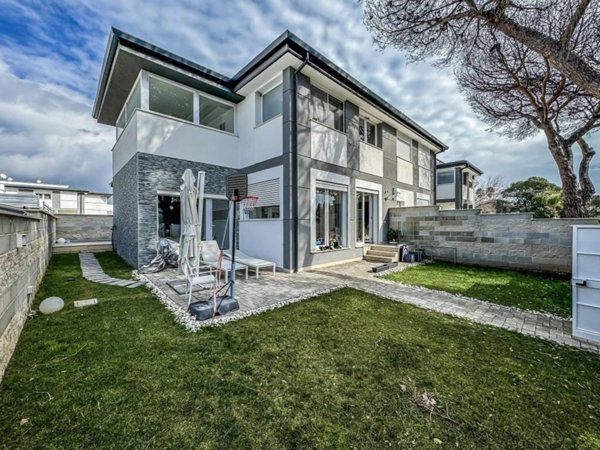 casa indipendente in vendita a Roma in zona Infernetto