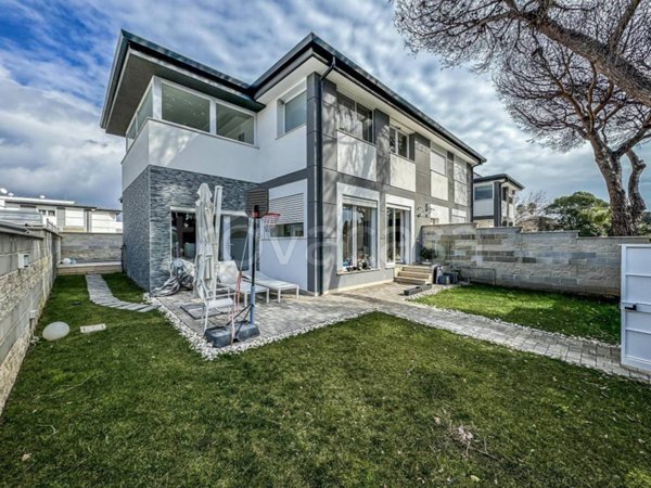 casa indipendente in vendita a Roma in zona Infernetto